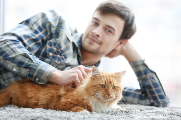 Jovem com gato fofo — Fotografia de Stock