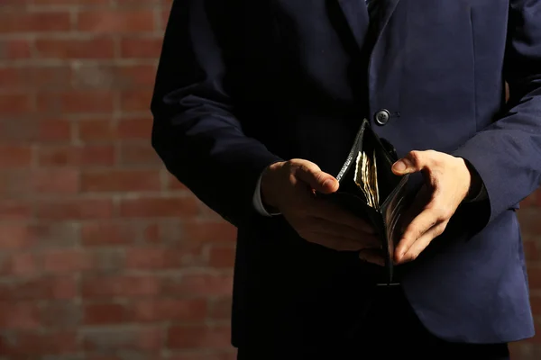 Mann zeigt Geldbörse mit Geldscheinen — Stockfoto