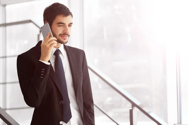 Uomo in giacca e cravatta che parla al cellulare — Foto Stock