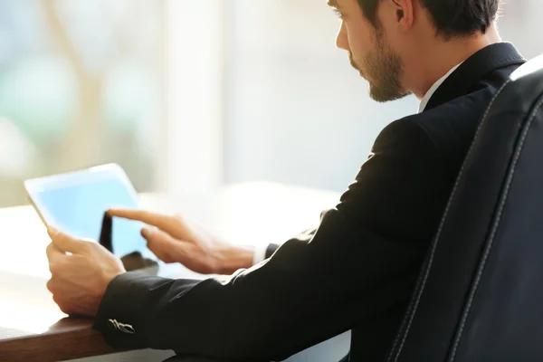 Man using tablet at the table — Stock Photo, Image