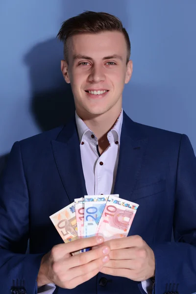Aantrekkelijke man fan van bankbiljetten te houden — Stockfoto