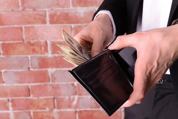 Hombre sacando billetes de dólar del monedero — Foto de Stock
