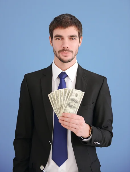 Man in een pak houden dollar biljetten — Stockfoto