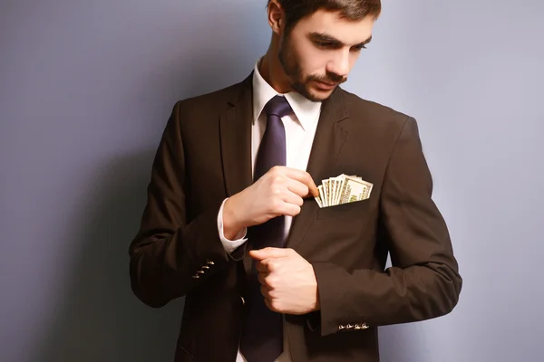 Homem atraente recebendo notas de dólar — Fotografia de Stock