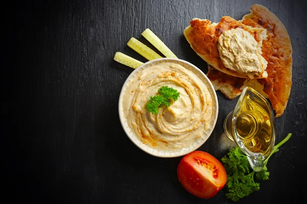 Taça de cerâmica de hummus saboroso — Fotografia de Stock