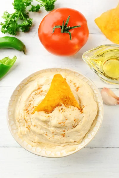 Keramikskål av god hummus — Stockfoto