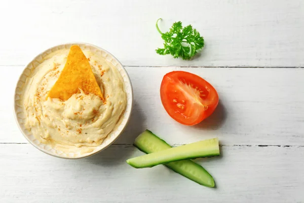 Cuenco de cerámica de sabroso hummus — Foto de Stock