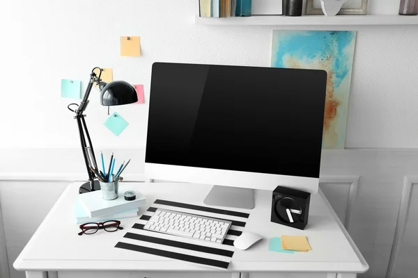 Moderna widescreen monitor — Stockfoto