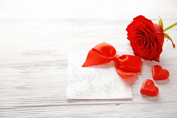 Bella rosa con carta regalo — Foto Stock