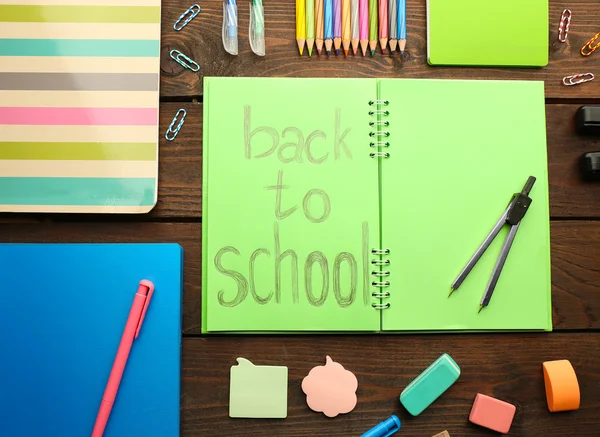 Conjunto escolar com inscrição de volta à escola — Fotografia de Stock