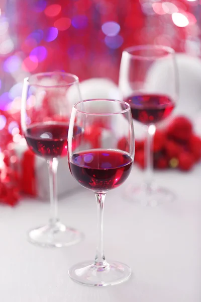 Verres à vin sur des lumières rouges floues — Photo