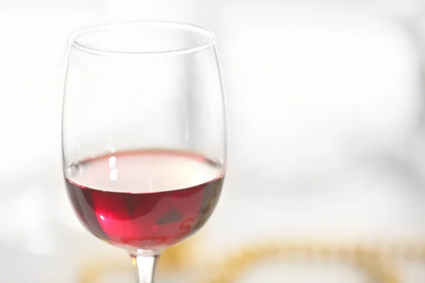 Weinglas mit Rotwein — Stockfoto