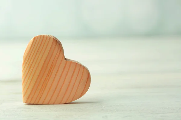 Corazones de madera sobre fondo de madera — Foto de Stock