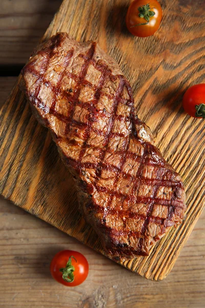 Gegrilde biefstuk op snijplank — Stockfoto