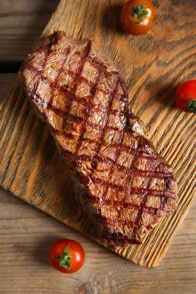 Filete a la parrilla en la tabla de cortar — Foto de Stock