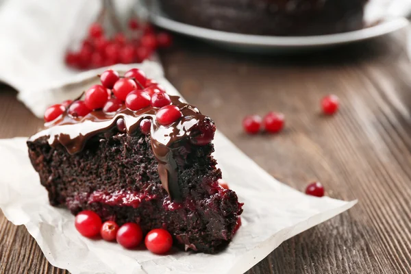 Schokoladentorte mit Preiselbeeren — Stockfoto