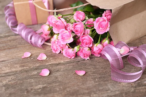 Composição romântica bonita com flores . — Fotografia de Stock