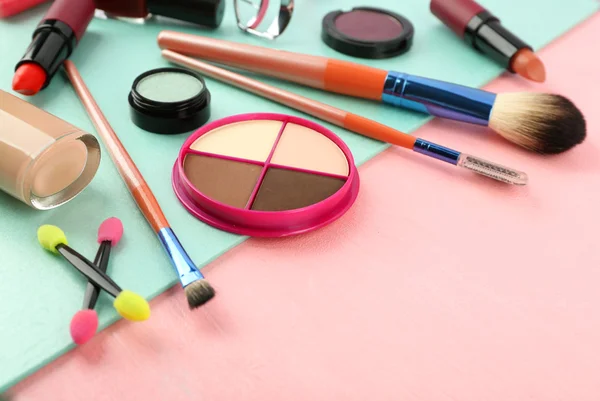 Conjunto de maquiagem com escovas e cosméticos — Fotografia de Stock
