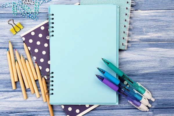 Büroset mit Notizbüchern, Buntstiften und Bleistiften — Stockfoto