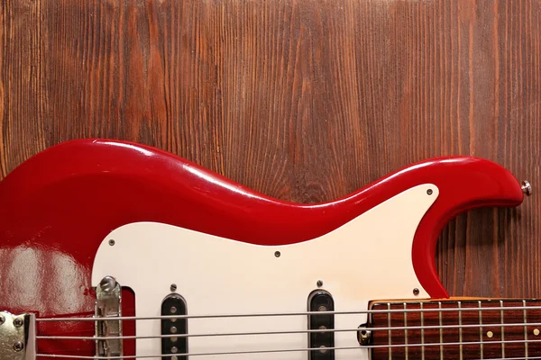 Guitarra eléctrica sobre fondo de madera — Foto de Stock