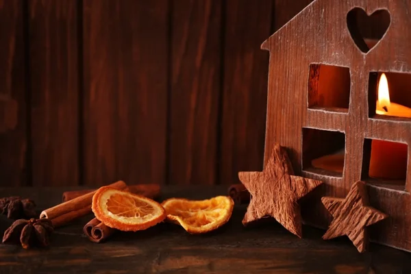 Casa castanha com vela e especiarias — Fotografia de Stock