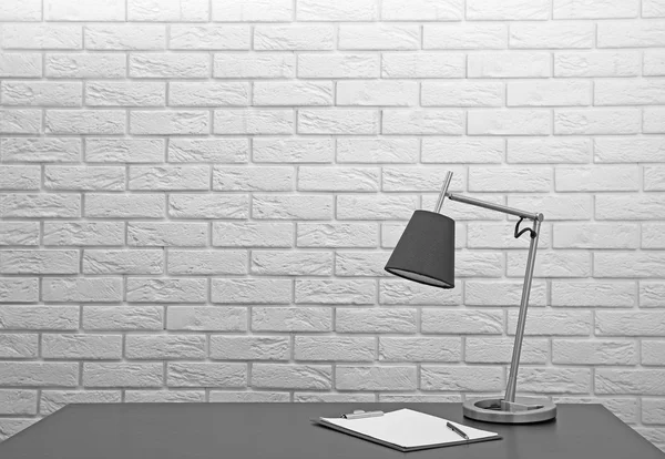 Lampada moderna sulla scrivania — Foto Stock