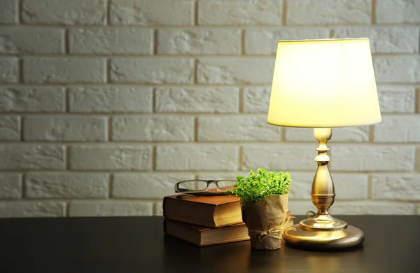 Nachtlampe und Bücher auf dem Schreibtisch — Stockfoto