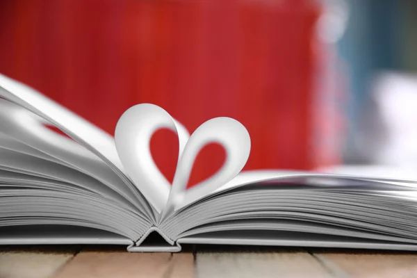 Hojas de libro curvadas en forma de corazón —  Fotos de Stock