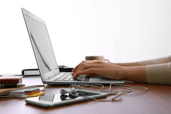 Mãos trabalhando com laptop — Fotografia de Stock