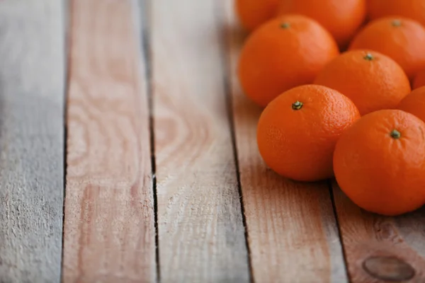 Mandarinas sobre fondo de madera — Foto de Stock