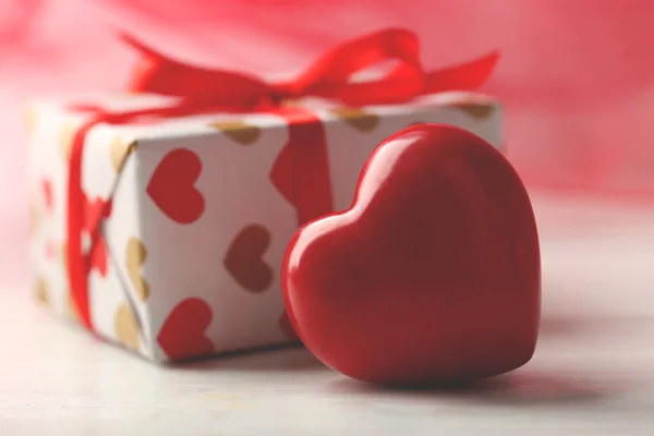 Dárkové krabice a dekorativní srdce — Stock fotografie