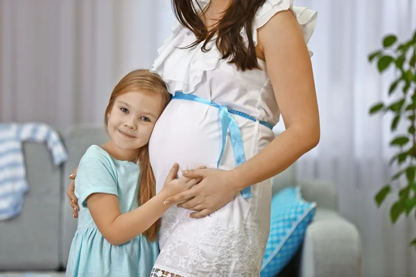 Беременная Женщина Счастливый Ребенок Обнимаются — стоковое фото