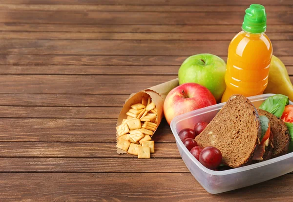 Bambino scuola pranzo su sfondo — Foto Stock