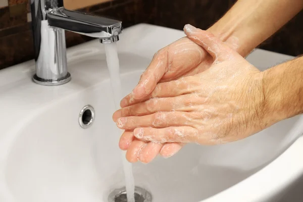 Man Tvättar Händerna Diskhon — Stockfoto