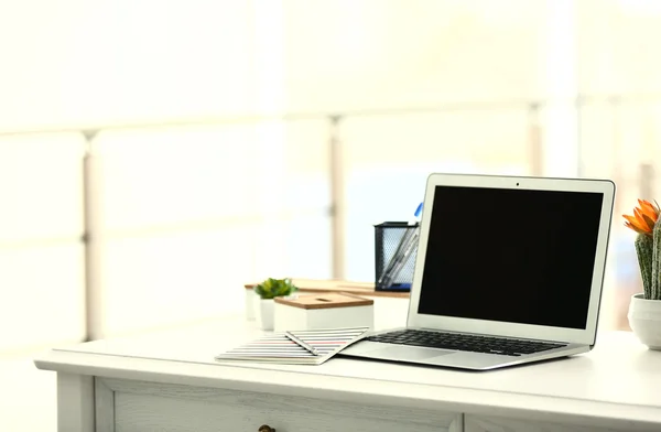 Laptop auf dem Tisch im Büro — Stockfoto