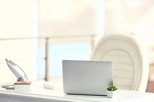 Local de trabalho com laptop na mesa — Fotografia de Stock