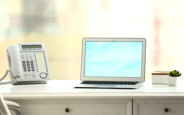 Werkplek met laptop op tafel — Stockfoto