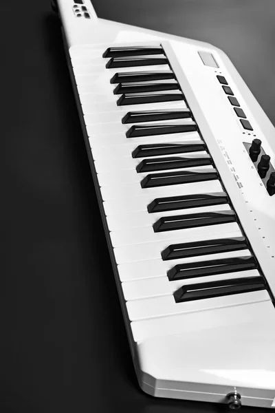 Tastatur des Synthesizers im Hintergrund — Stockfoto