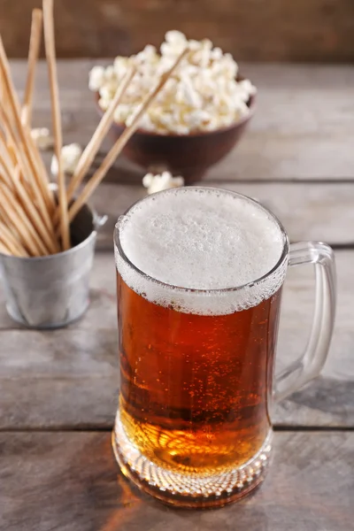 Caneca de vidro de cerveja leve com lanches — Fotografia de Stock