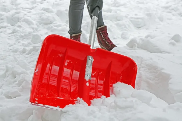 Mujer quitando nieve —  Fotos de Stock