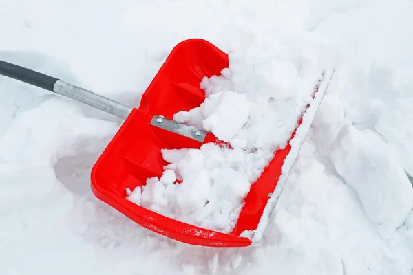 Rote Schaufel für Schnee — Stockfoto
