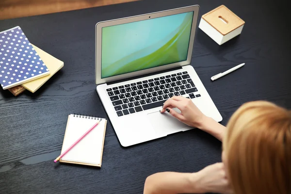 Donna che lavora su un computer portatile — Foto Stock