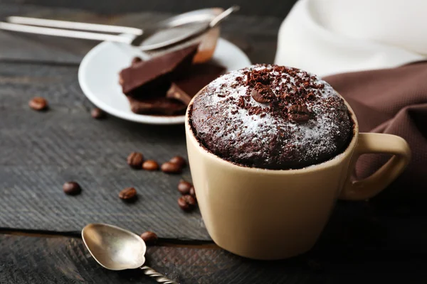Kue coklat fondan dalam cangkir — Stok Foto