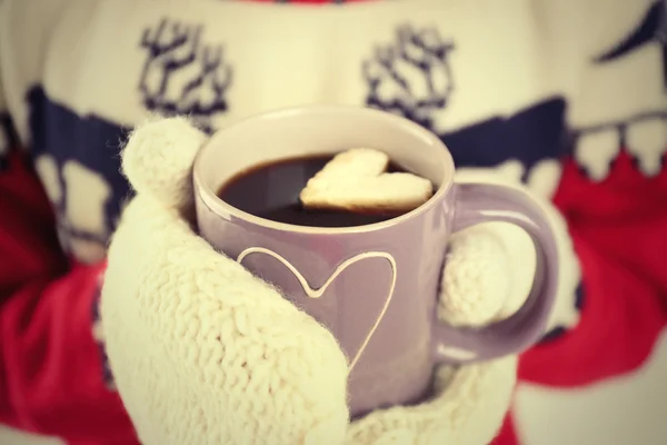Mãos segurando xícara de café quente — Fotografia de Stock