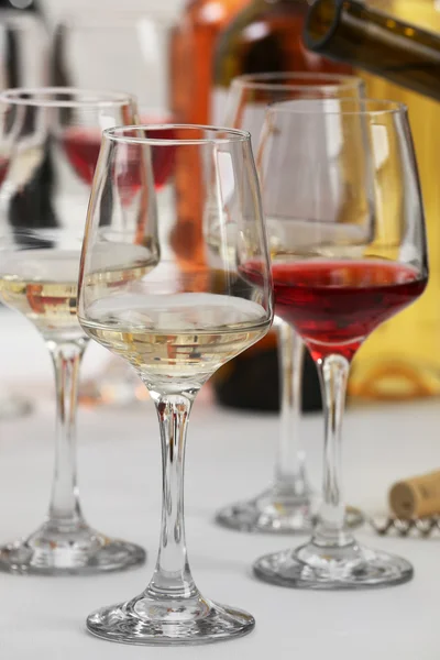 Vasos con diferentes tipos de vino — Foto de Stock