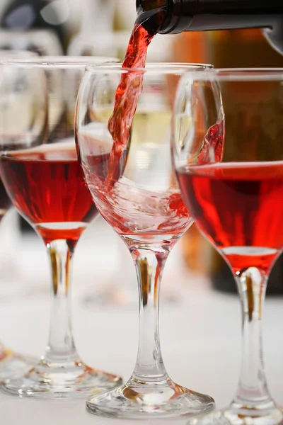 Rött vin hälla i glas — Stockfoto
