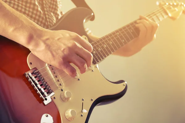 Hombre con guitarra eléctrica — Foto de Stock