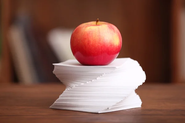 苹果和纸放在桌 — 图库照片