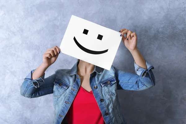 Žena ukazující šťastný emotikonu — Stock fotografie