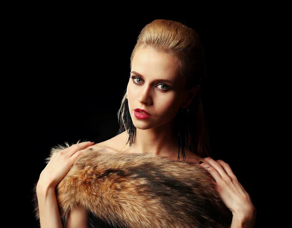 Giovane donna con pelliccia di lusso — Foto Stock